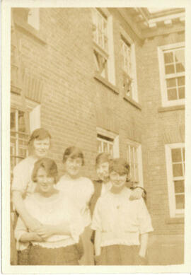 April 1923. Group outside hostel.