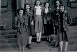 Students outside Macaulay hall 1947