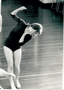 Female student in movement.